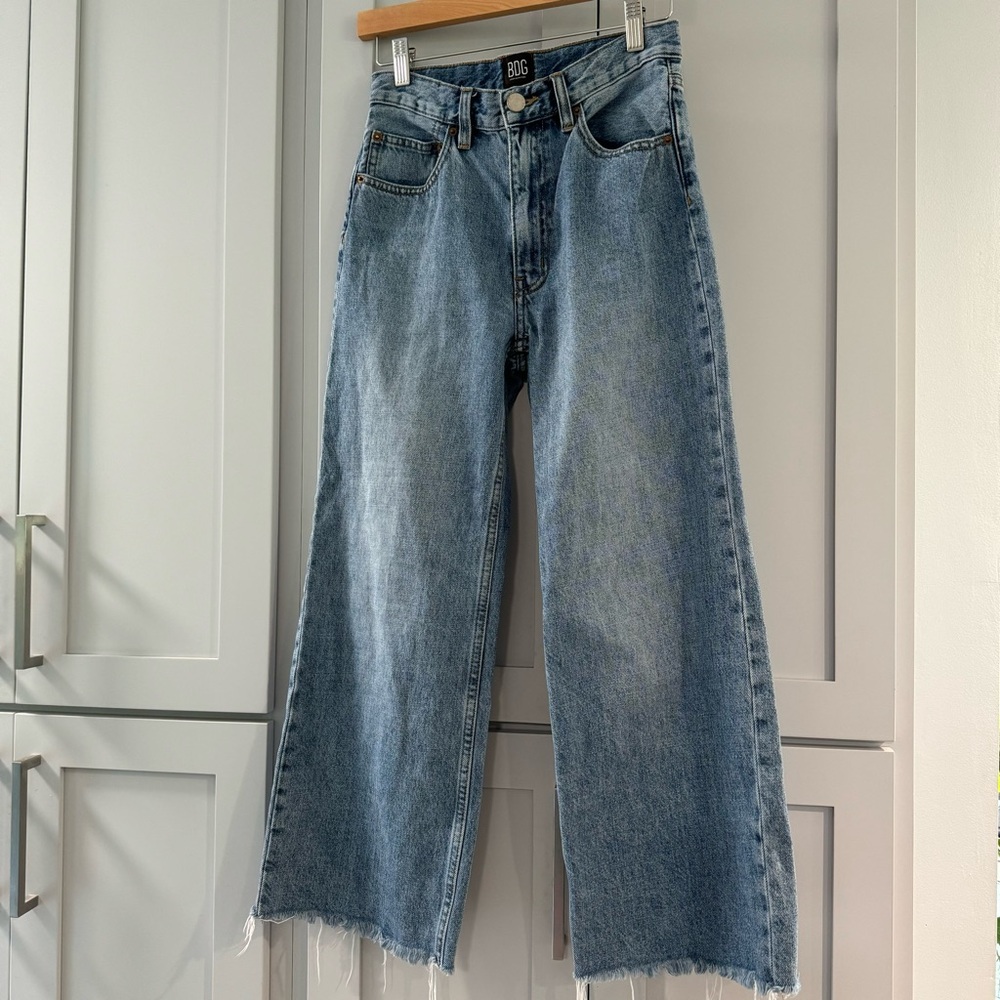 BDG Urban Outfitters Wide Leg Medium Wash Distressed HemJeans size 24